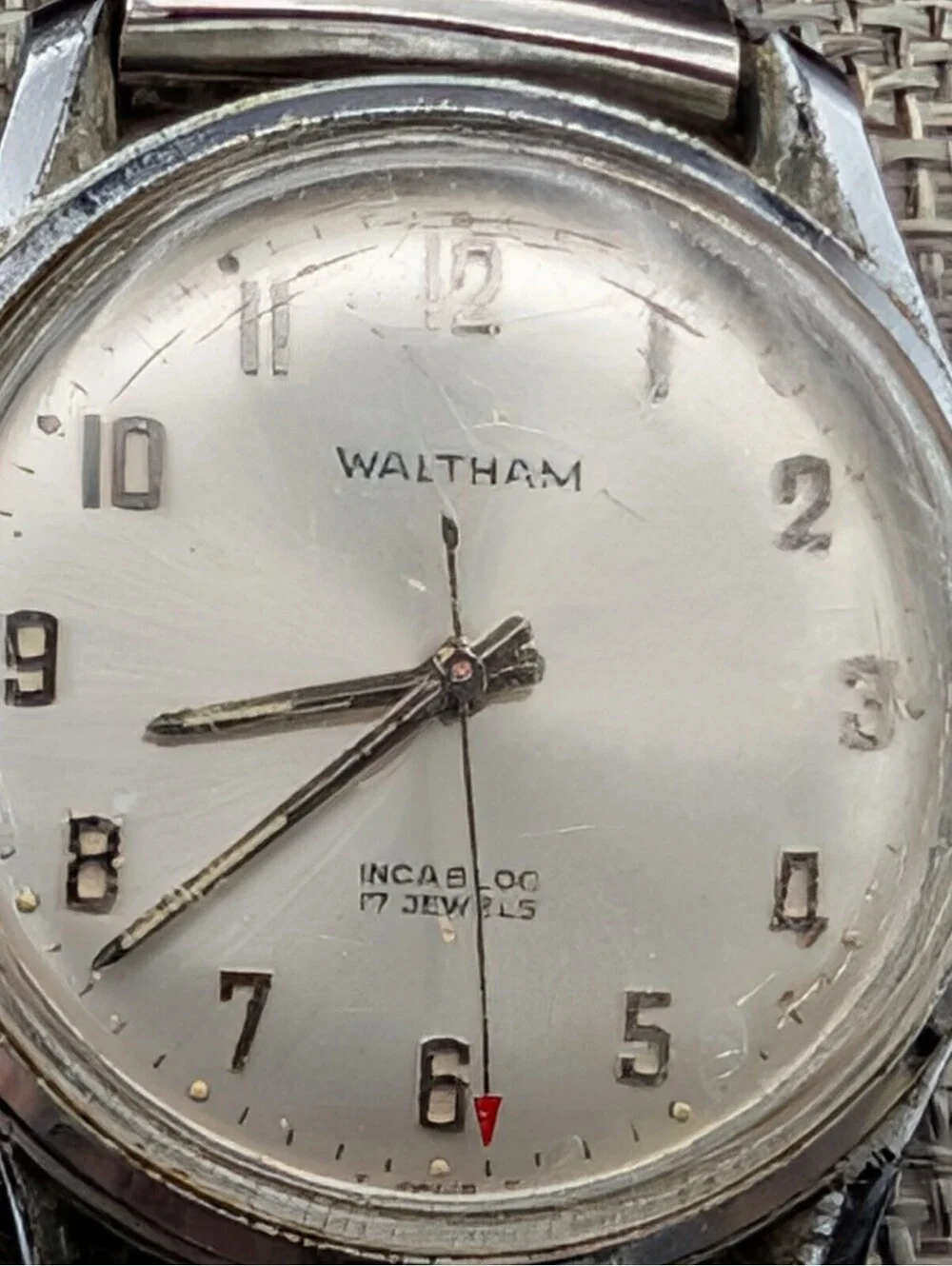 Vintage Waltham Incabloc 17 Jewels Mens Watch Swiss Red Arrow Hand Runs Stretch